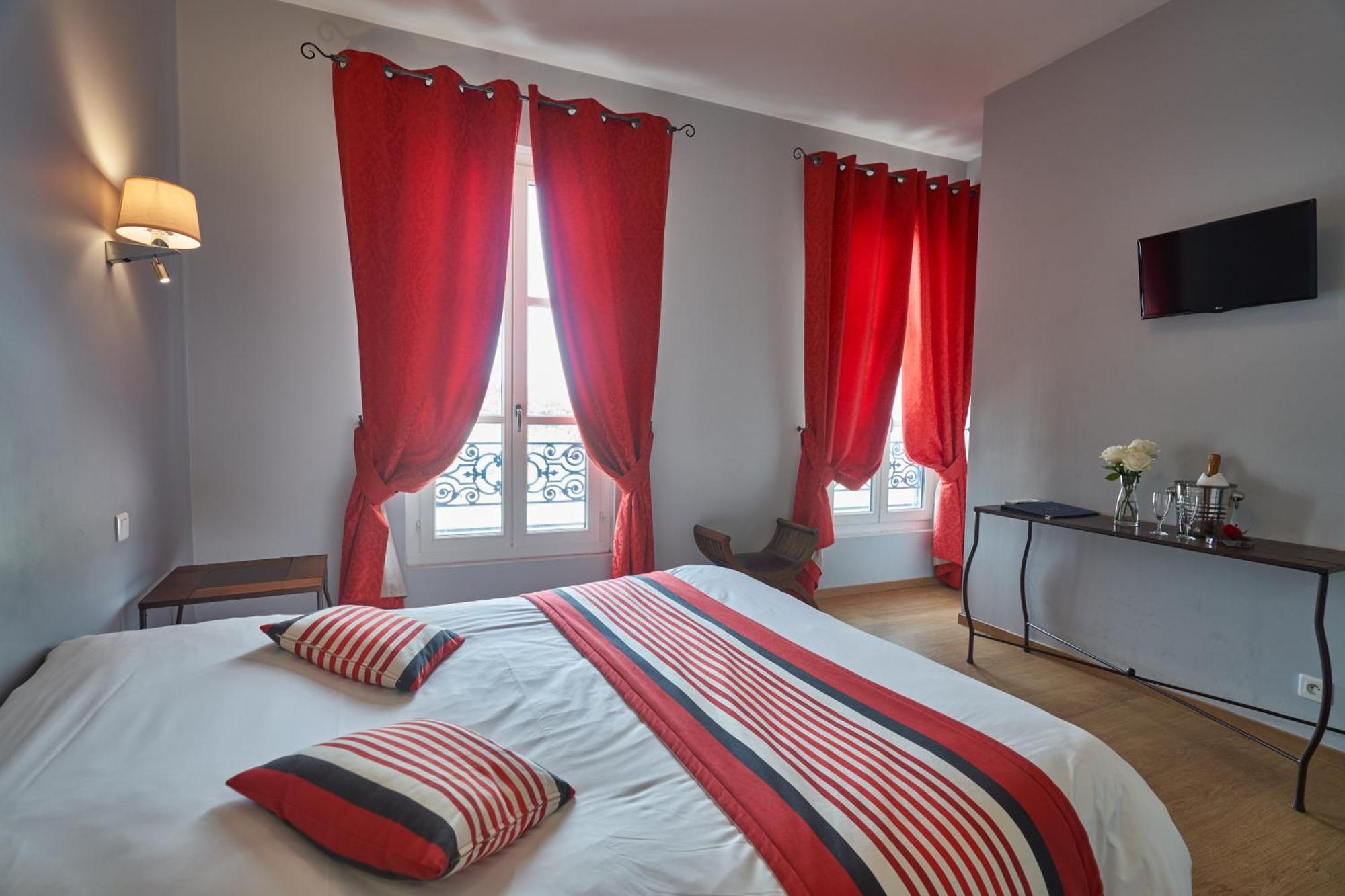 Logis Hotel De La Tour Libourne Exterior foto