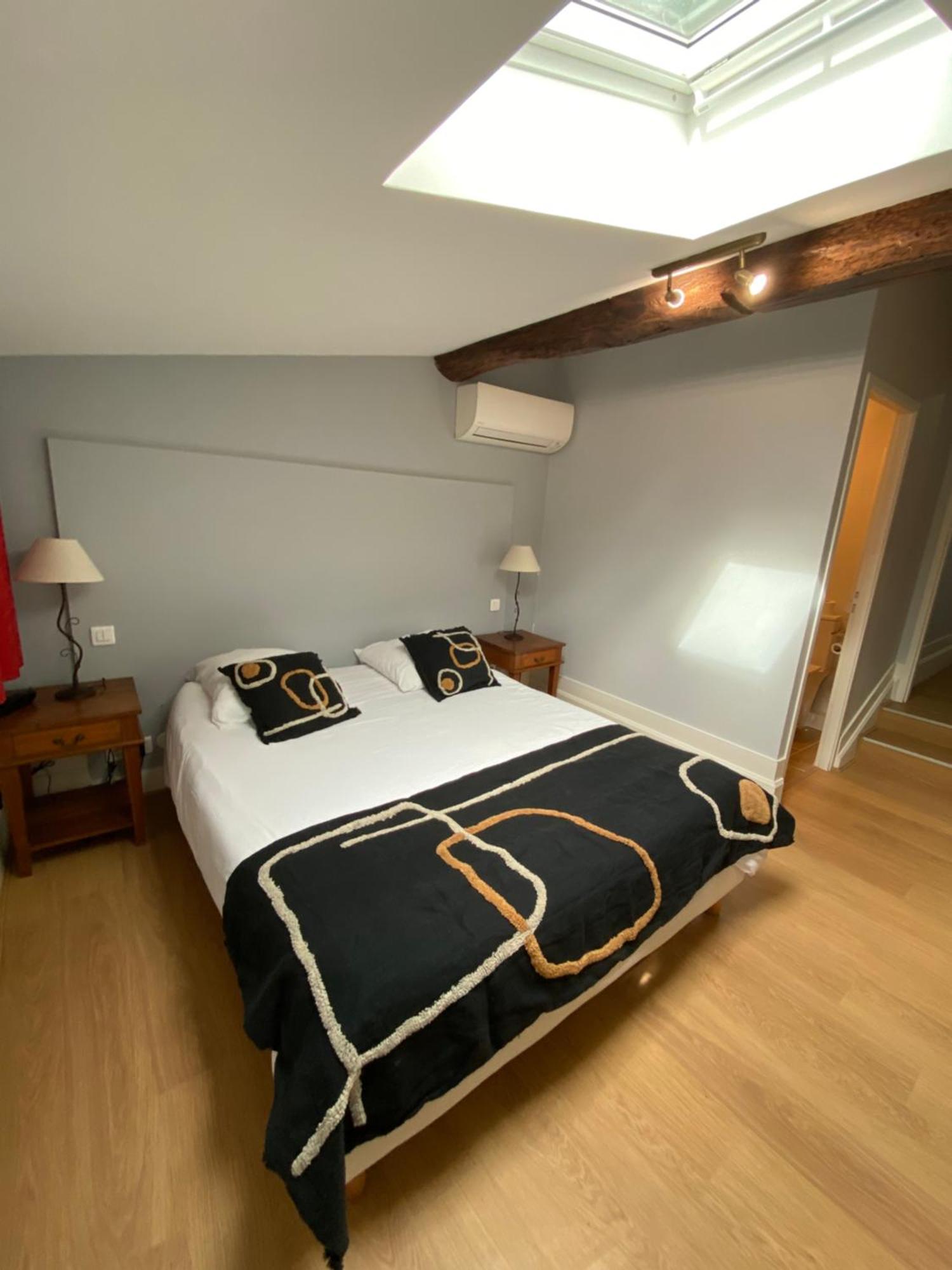 Logis Hotel De La Tour Libourne Exterior foto