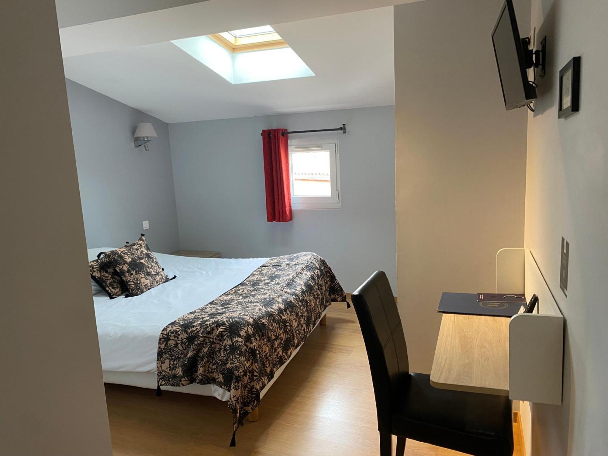 Logis Hotel De La Tour Libourne Exterior foto